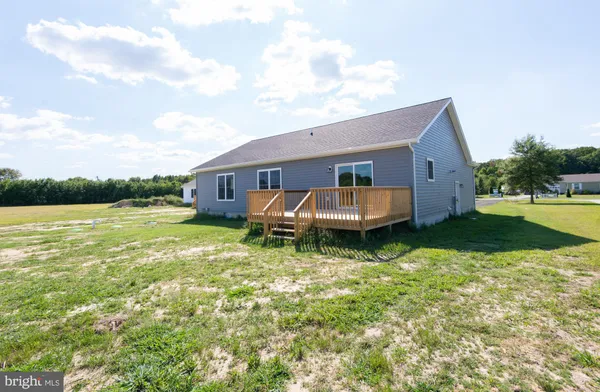 a view of a house with backyard and a tree