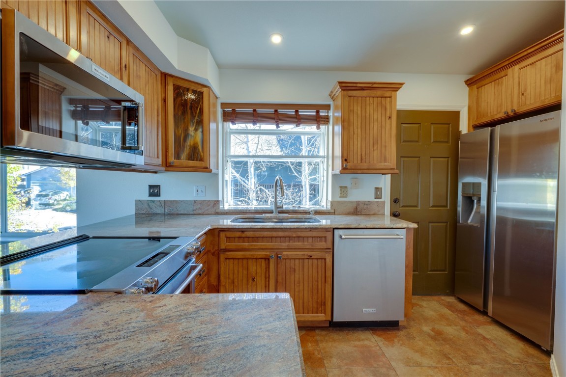 646 Alpine Road Dillon, CO 80435 - Photo 3 of 31 Uopdated Kitchen with granite countertops and high end SS appliances