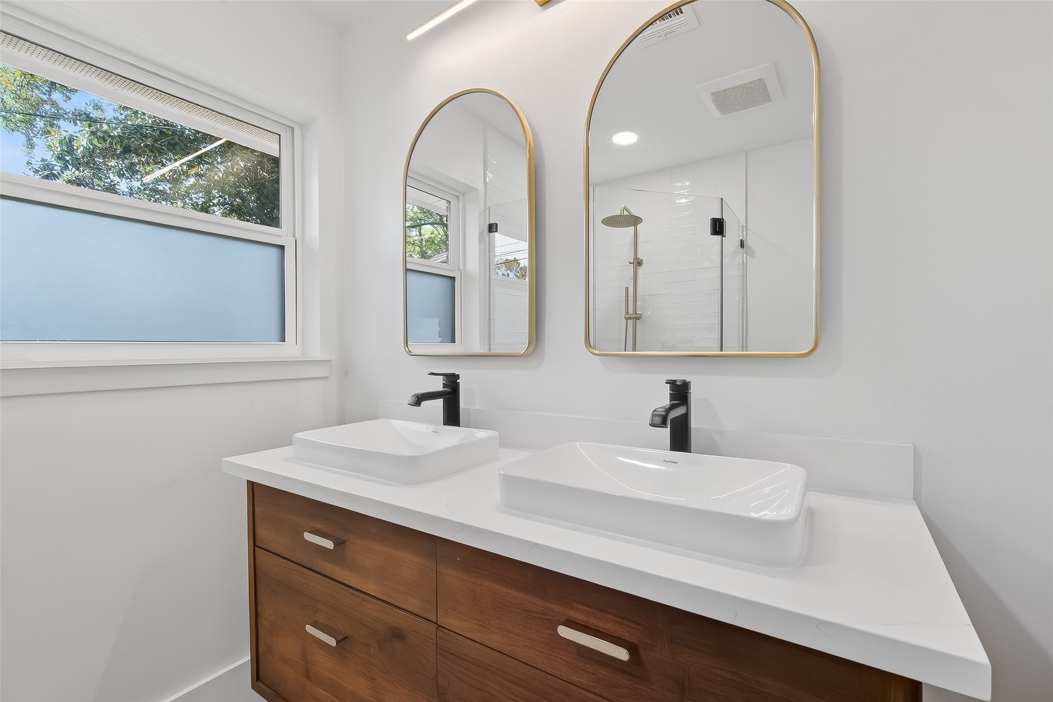 9770 Cedardale Drive Houston, TX 77055 - Photo 33 of 40 a bathroom with a sink and two mirror
