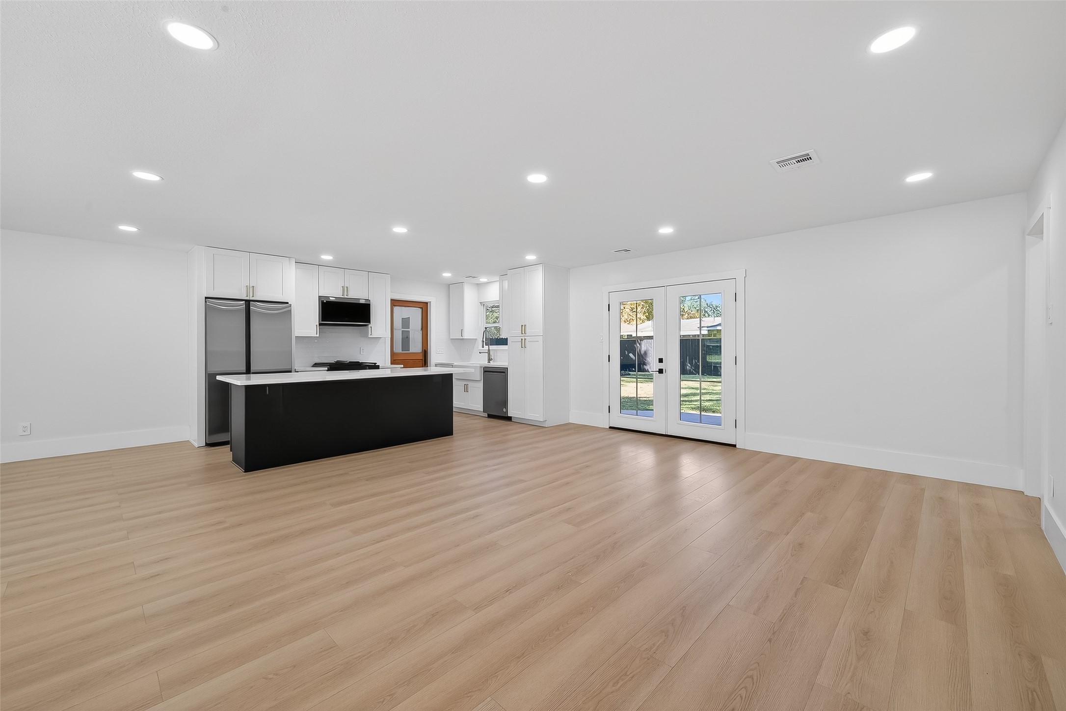 9770 Cedardale Drive Houston, TX 77055 - Photo 5 of 40 a view of kitchen with kitchen island and stainless steel appliances