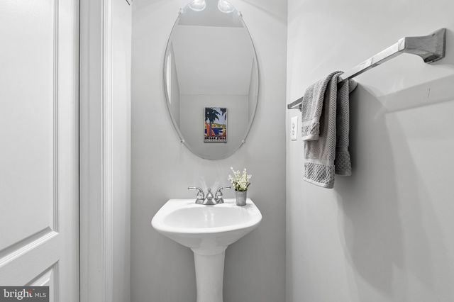 $555,000 | 5066 Donovan Drive, Alexandria, VA 22304