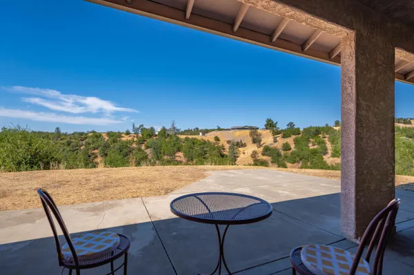 $425,000 | 24015 Shirley Drive, Bella Vista, CA 96008