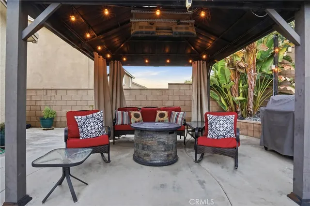 a view of residential houses with outdoor space