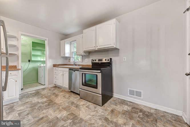 15715 Barnesville Road Boyds, MD 20841 - Photo 9 of 30 Kitchen with eating area combned.