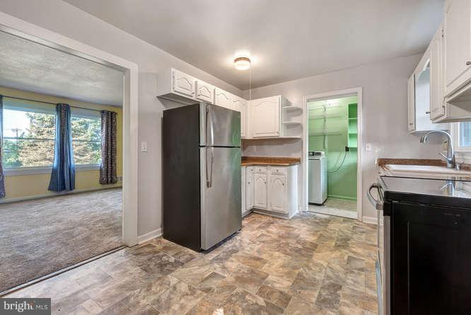 15715 Barnesville Road Boyds, MD 20841 - Photo 10 of 30 Kitchen with stainless newer appliances.