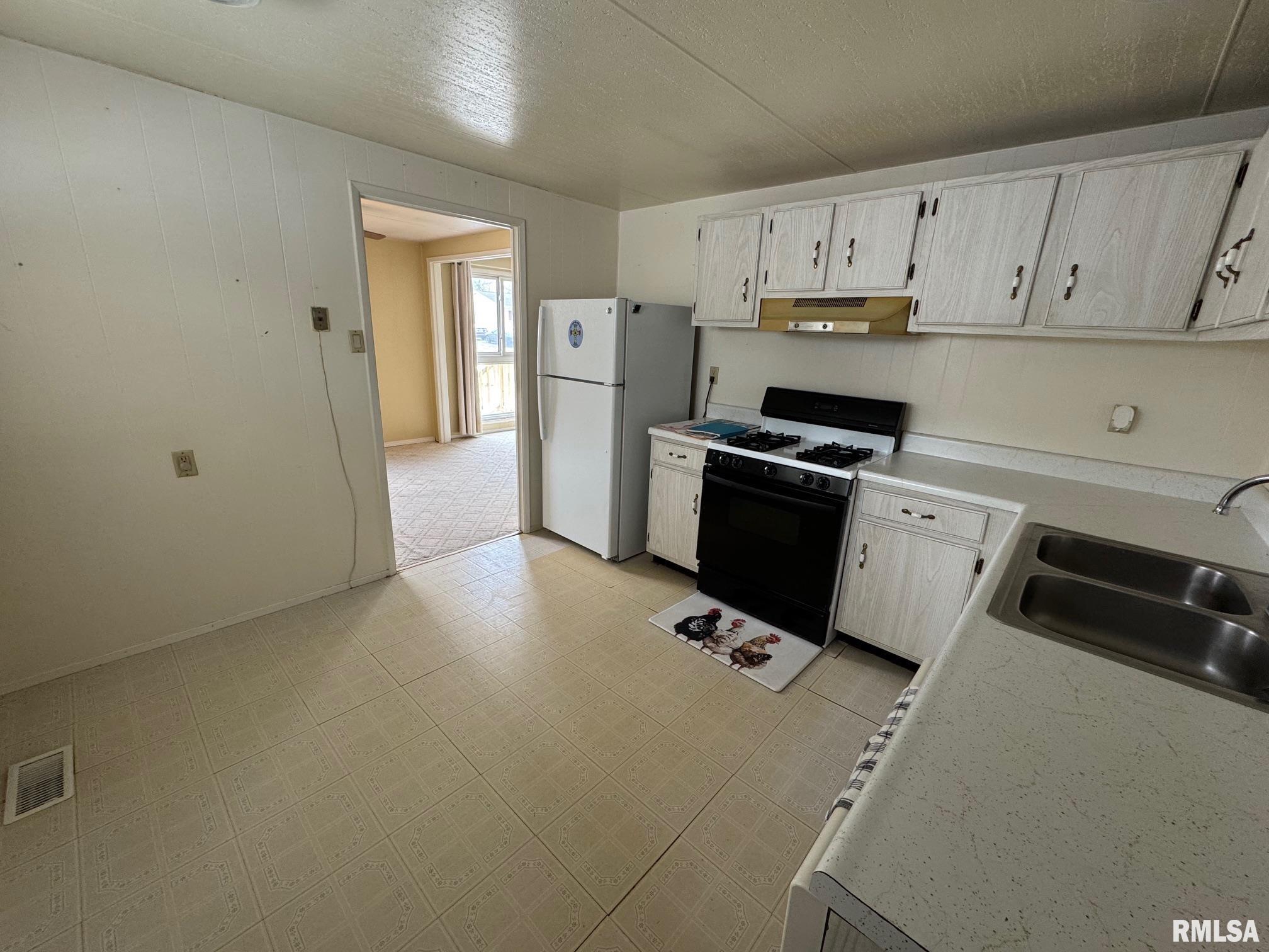 2304 Sutherland Road Springfield, IL 62702 - Photo 6 of 12 Gallery Image 6