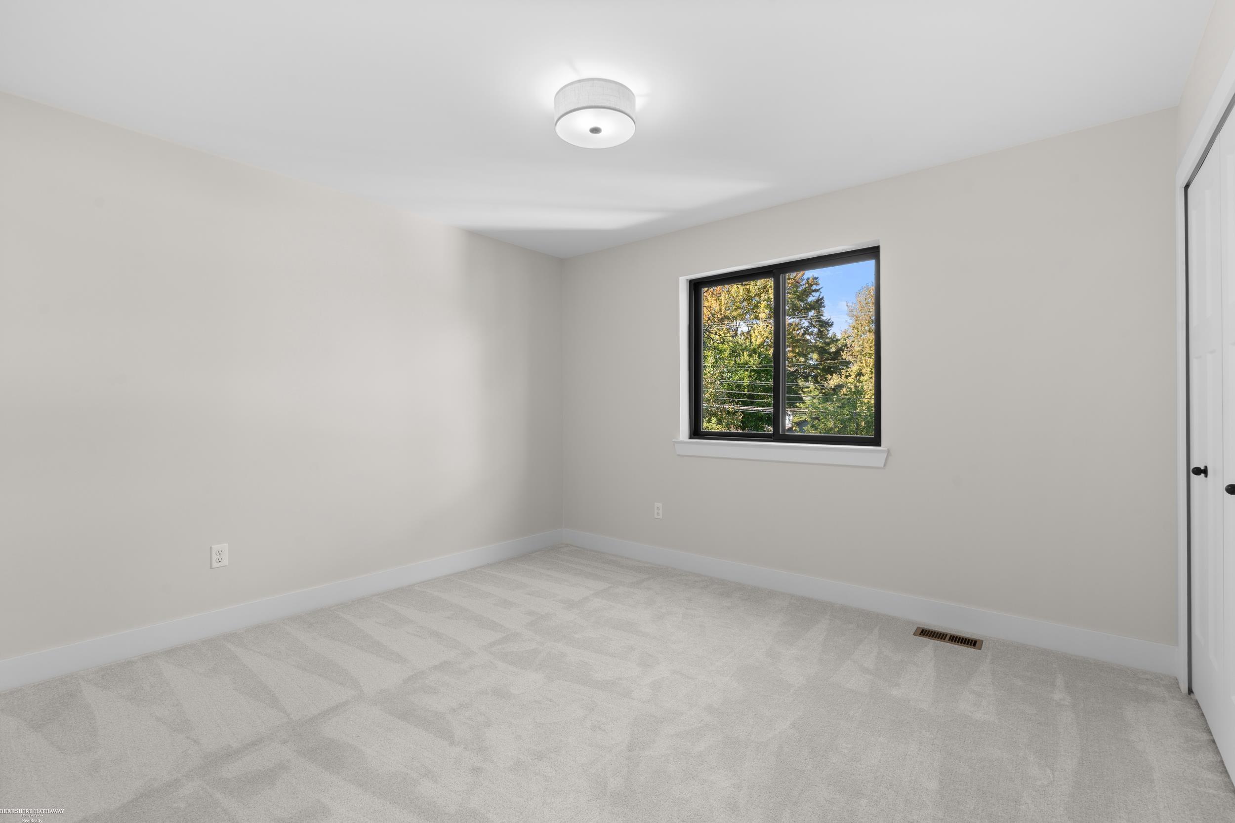 281 East Lafayette Street Romeo, MI 48065 - Photo 6 of 31 50184626-f2552999-5e53-41c6-8c8d-0b6e93e03ce6.JPG