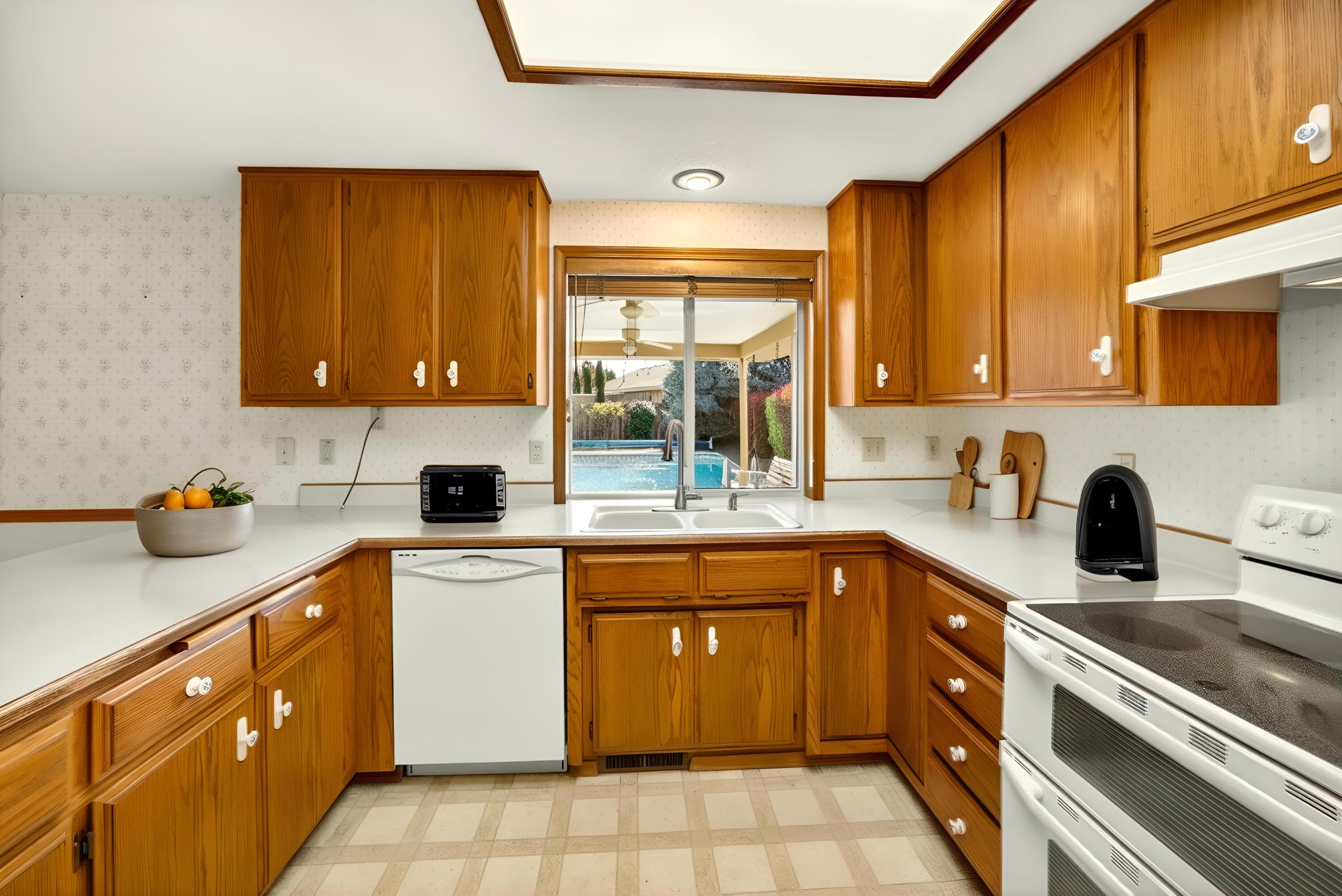 489 Vincent Avenue Central Point, OR 97502 - Photo 12 of 38 Kitchen