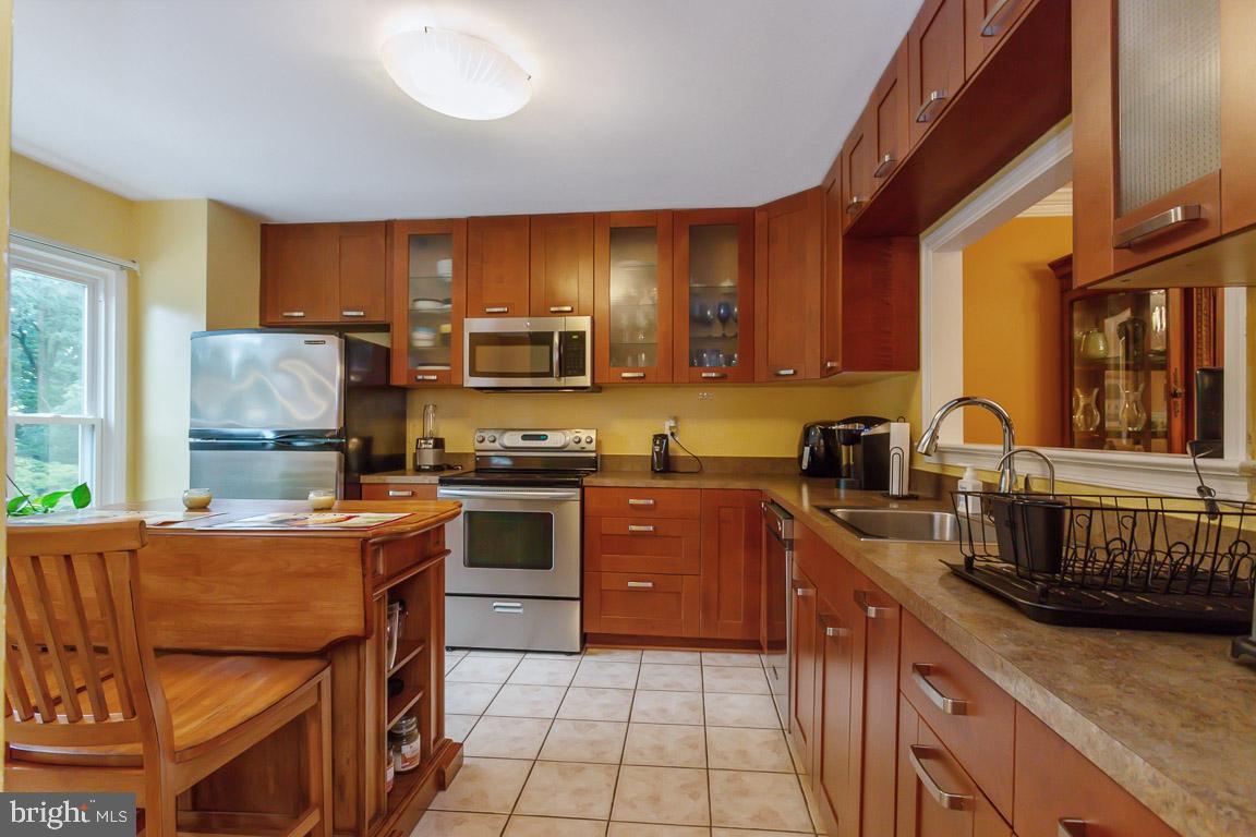 8303 Ridge Crossing Lane Springfield, VA 22152 - Photo 4 of 25 Kitchen2