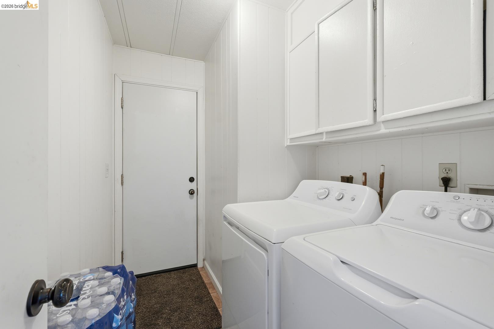 8200 Jantzen Road Modesto, CA 95357 - Photo 4 of 6 a utility room with dryer and washer