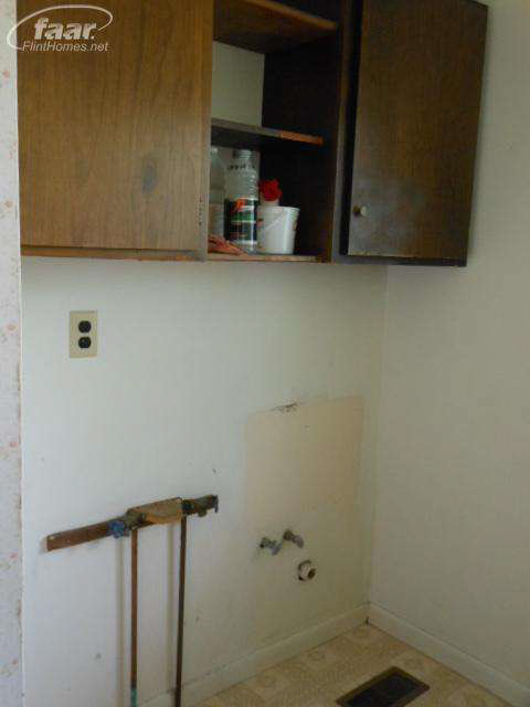 5433 Van Slyke Road Flint, MI 48507 - Photo 16 of 42 20365271-15.JPG