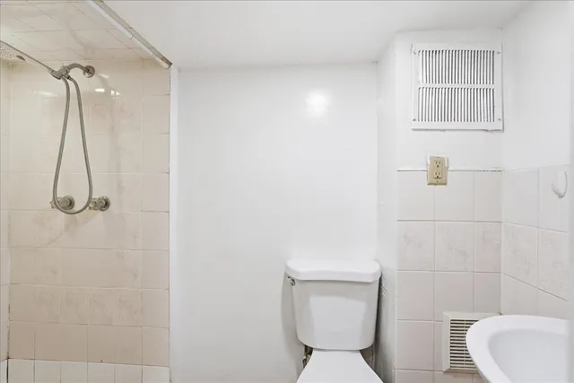 a view of livingroom with furniture