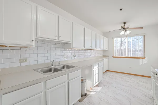 $249,500 | 881 North Swift Road, Unit 206, Addison, IL 60101