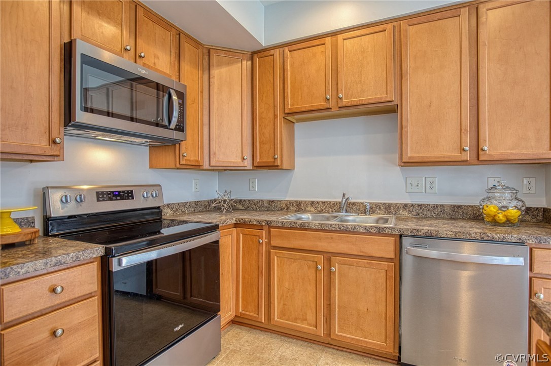 7292 Hardtack Road Mechanicsville, VA 23116 - Photo 11 of 34 a kitchen with granite countertop cabinets stainless steel appliances and a sink