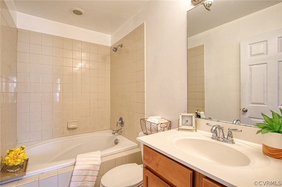 7292 Hardtack Road Mechanicsville, VA 23116 - Photo 18 of 34 a bathroom with a granite countertop tub sink and mirror