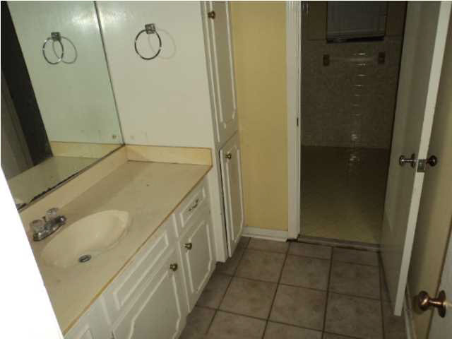 5129 Forest Hill Road Byram, MS 39272 - Photo 13 of 19 Full bathroom 1