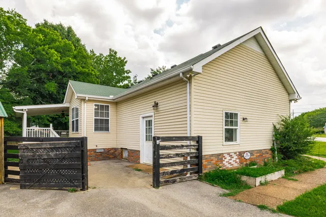 a view of a house with a backyard