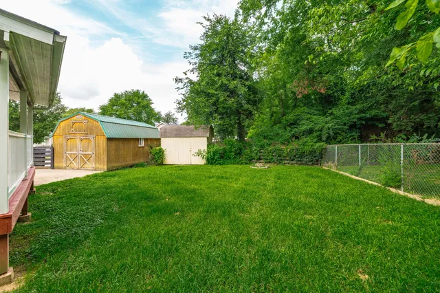 a view of a house with backyard