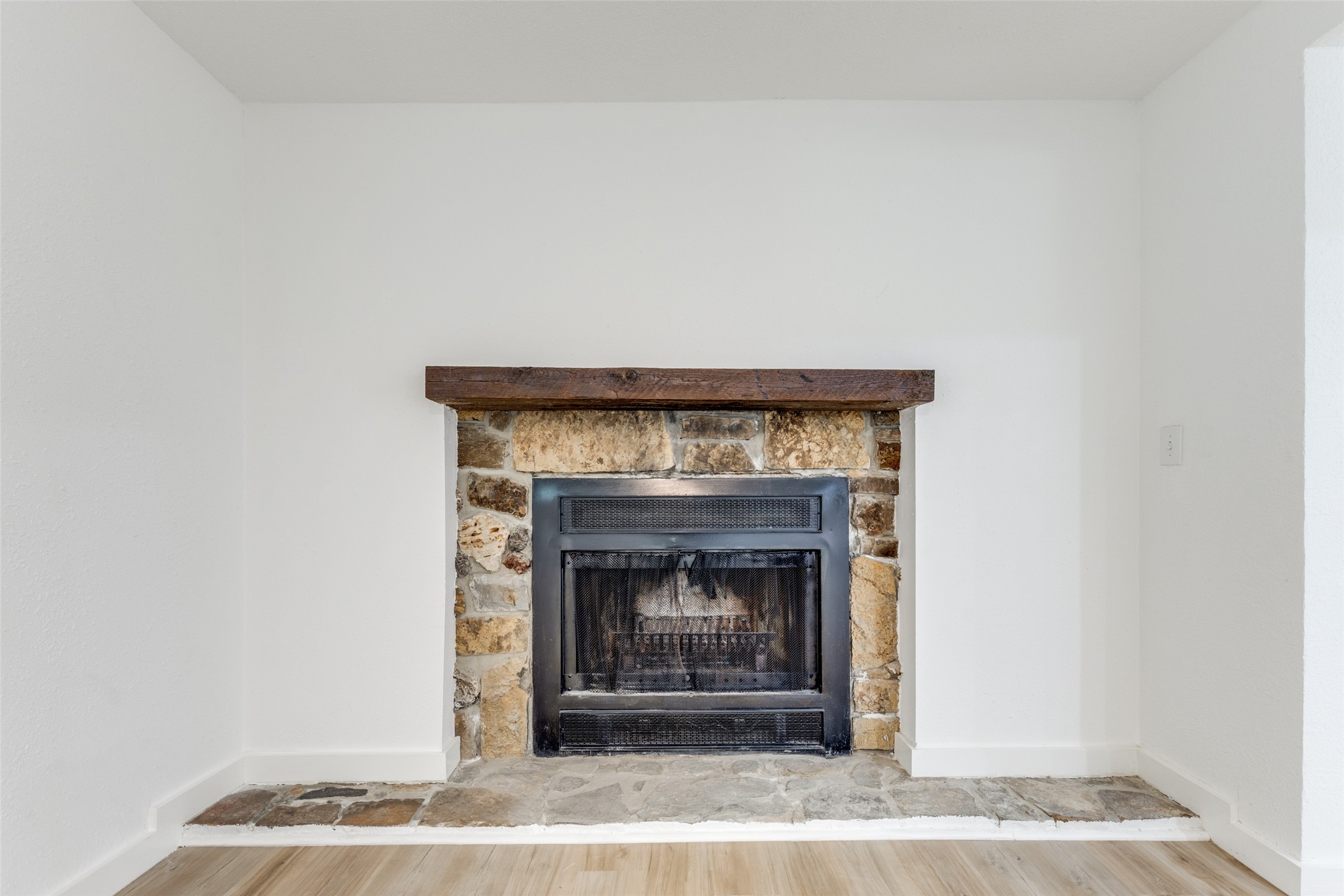 2545 Jackson La Marque, TX 77568 - Photo 9 of 30 a living room with a fireplace