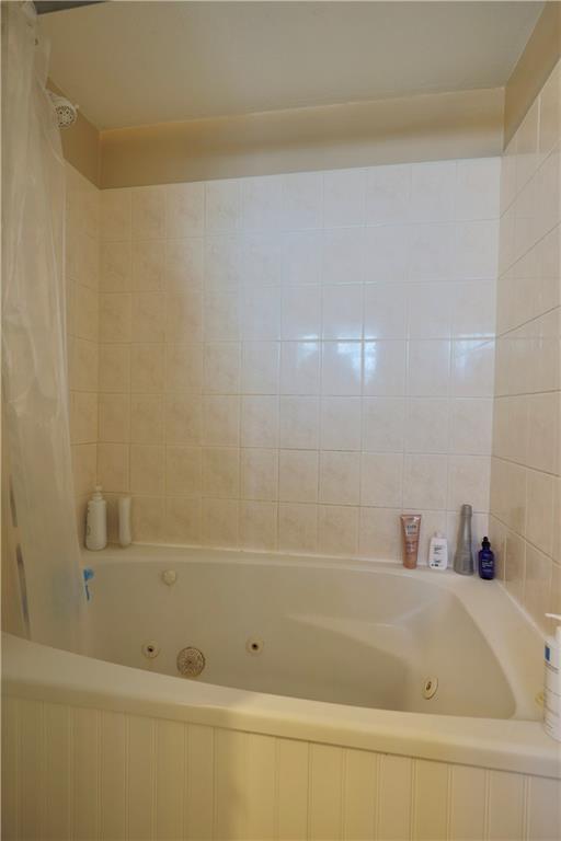1923 Wharton Street Pittsburgh, PA 15203 - Photo 18 of 34 a bathroom with a bathtub