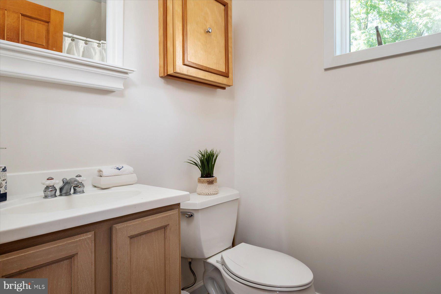 514 Fourth Street Annapolis, MD 21403 - Photo 23 of 40 2nd floor full bath with tub