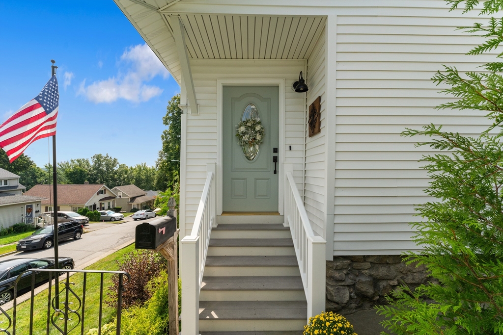 13 Gordon Street Worcester, MA 01604 - Photo 4 of 38 Gallery Image 4