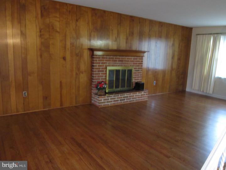 123 Ridge Road Southampton, NJ 08088 - Photo 2 of 24 Living Room