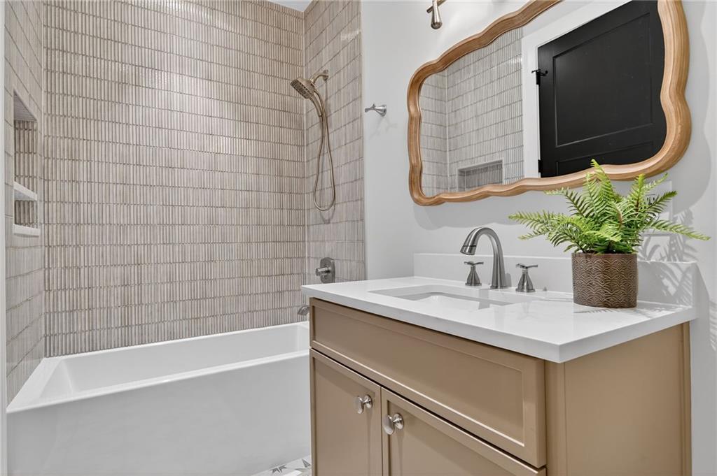 3565 Rivers Call Boulevard Atlanta, GA 30339 - Photo 42 of 78 a bathroom with a sink and a bathtub