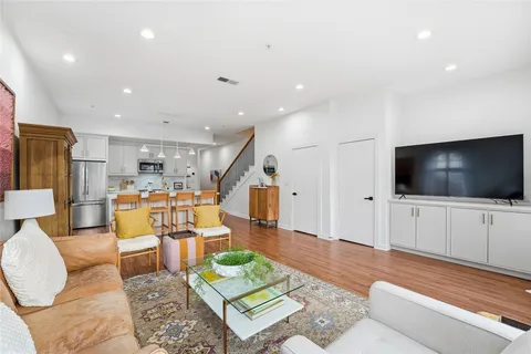 $299,000 | 806 Jackson Hill Street, Unit 201, Houston, TX 77007
