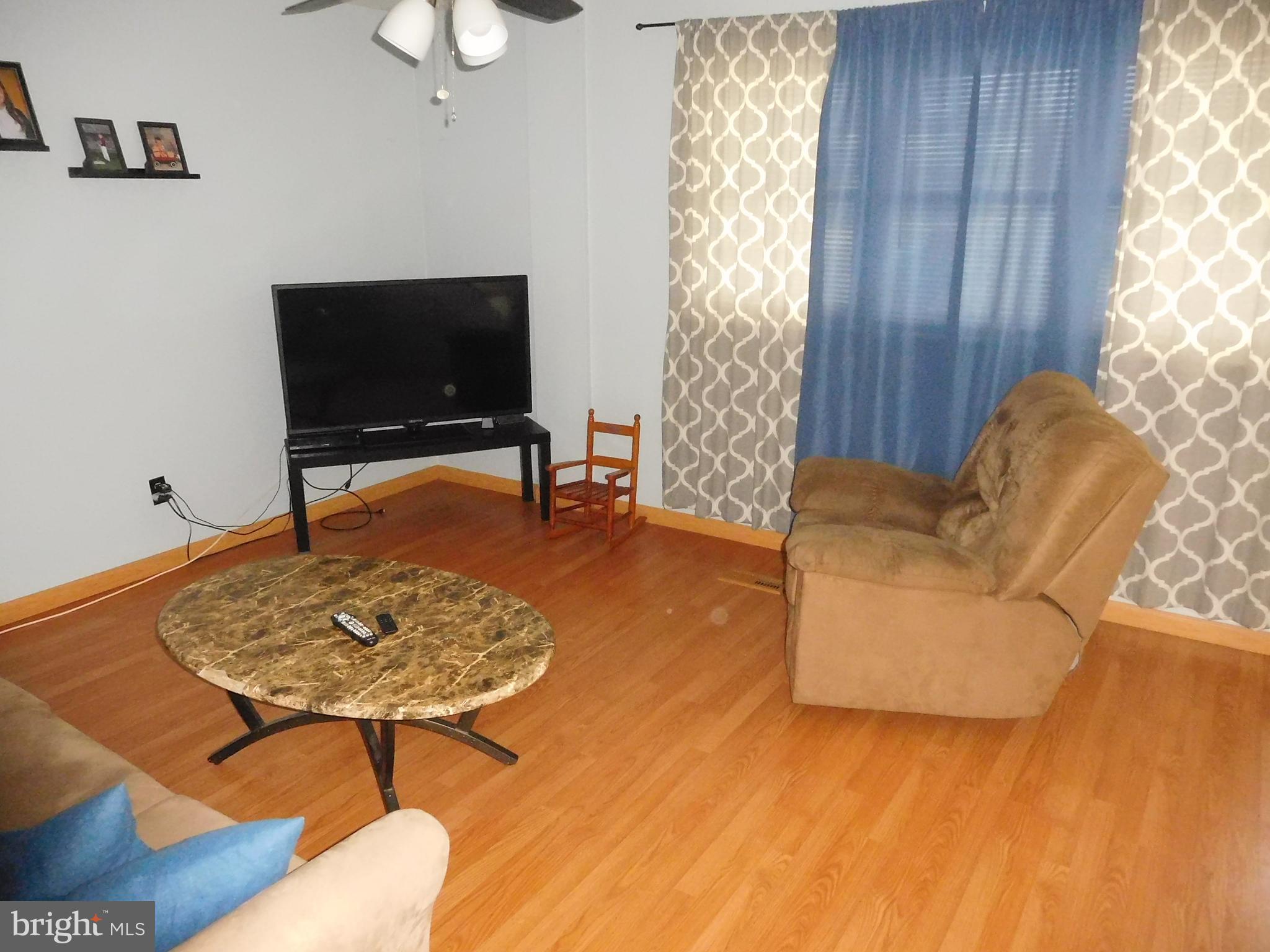 12156 Rambler Road Philadelphia, PA 19154 - Photo 4 of 26 Living Room