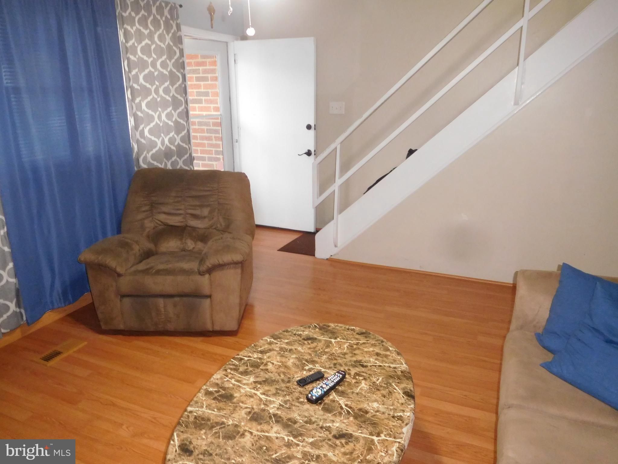 12156 Rambler Road Philadelphia, PA 19154 - Photo 5 of 26 Living Room