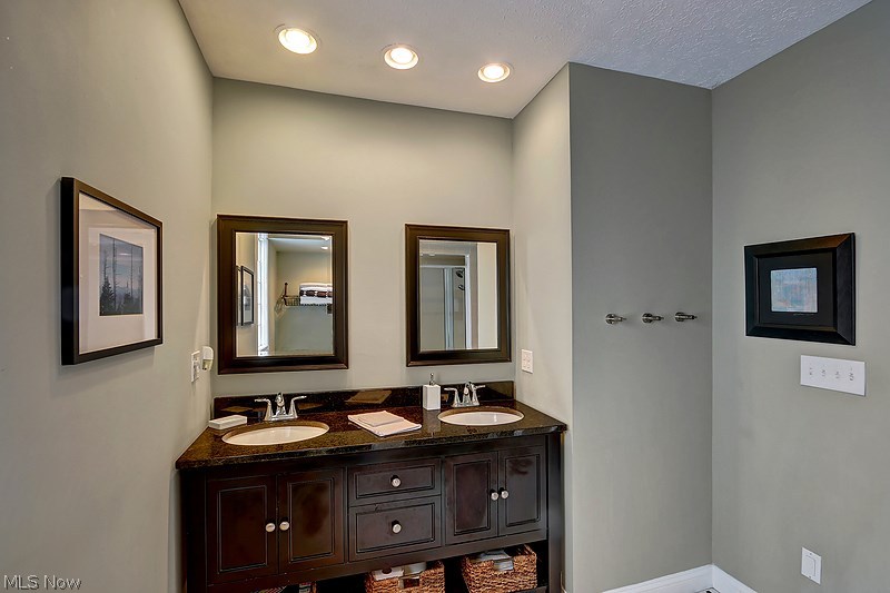 3272 East Scarborough Road Cleveland, OH 44118 - Photo 11 of 18 First floor bath.