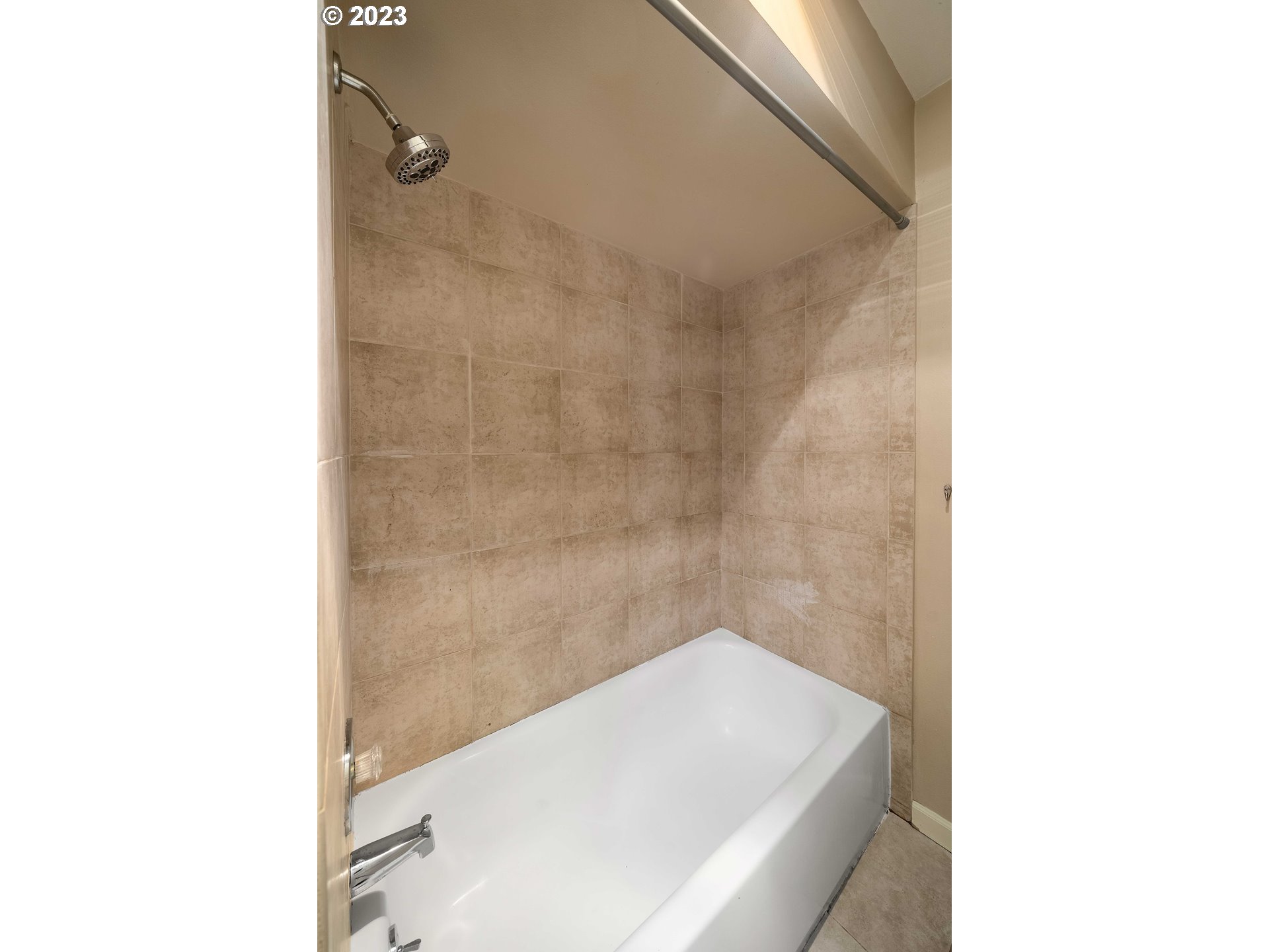 2527 Southwest Spring Garden Street, Unit 2 Portland, OR 97219 - Photo 18 of 25 Gallery Image 18
