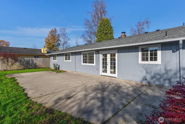 a view of a house with a backyard