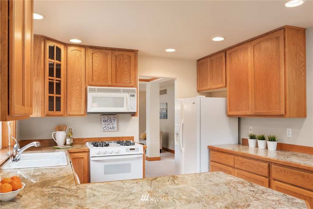 9016 240th Street Southwest Edmonds, WA 98026 - Photo 10 of 25 Gallery Image 10