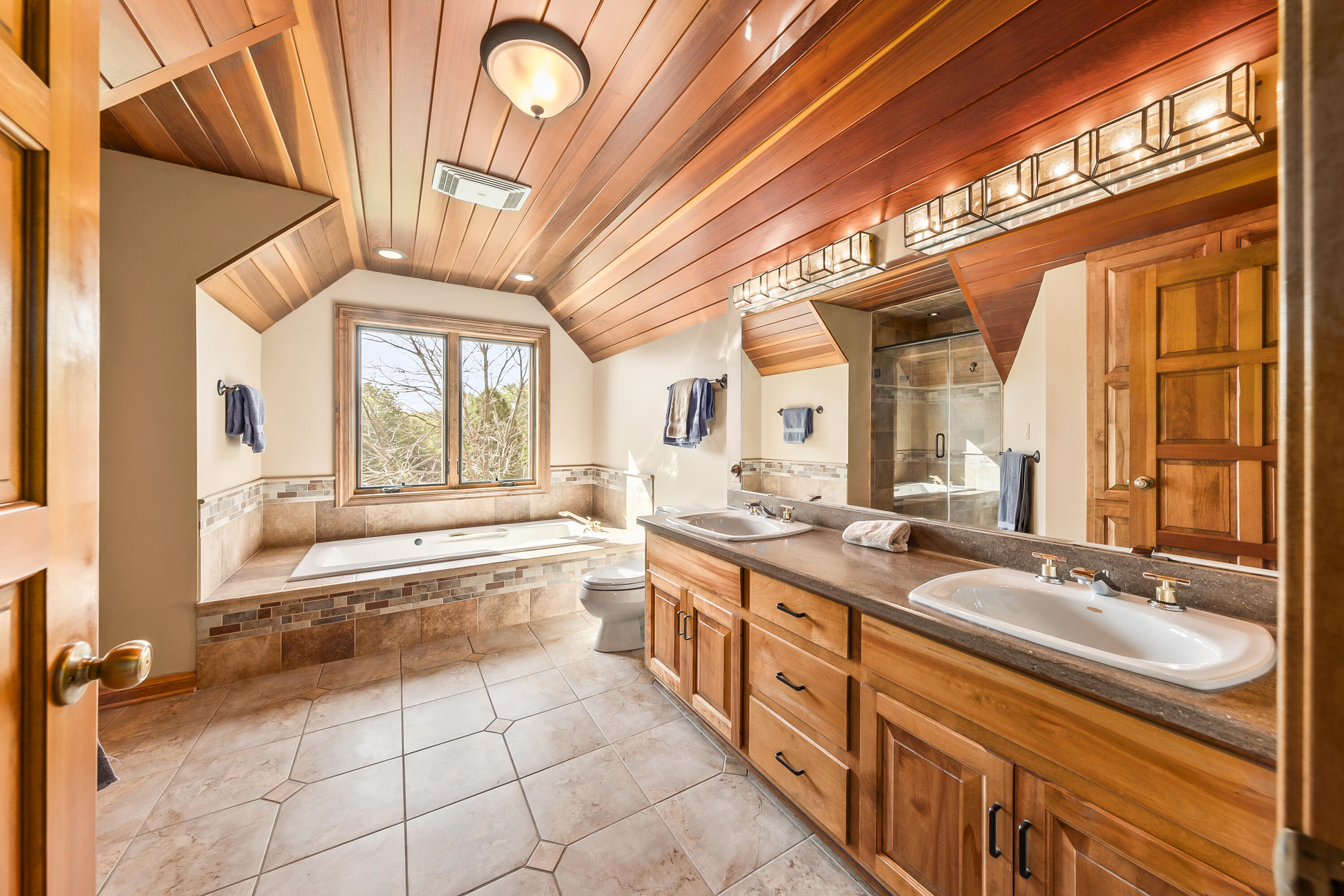 S38W33768 County Road D Genesee, WI 53118 - Photo 38 of 86 Guest Suite Bath