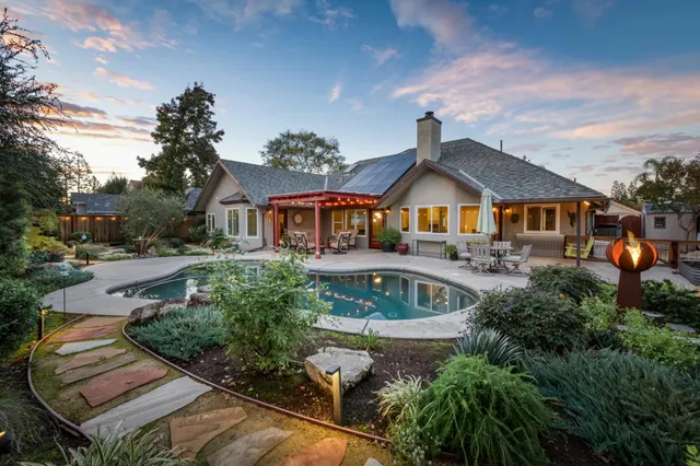 a view of a house with backyard and garden