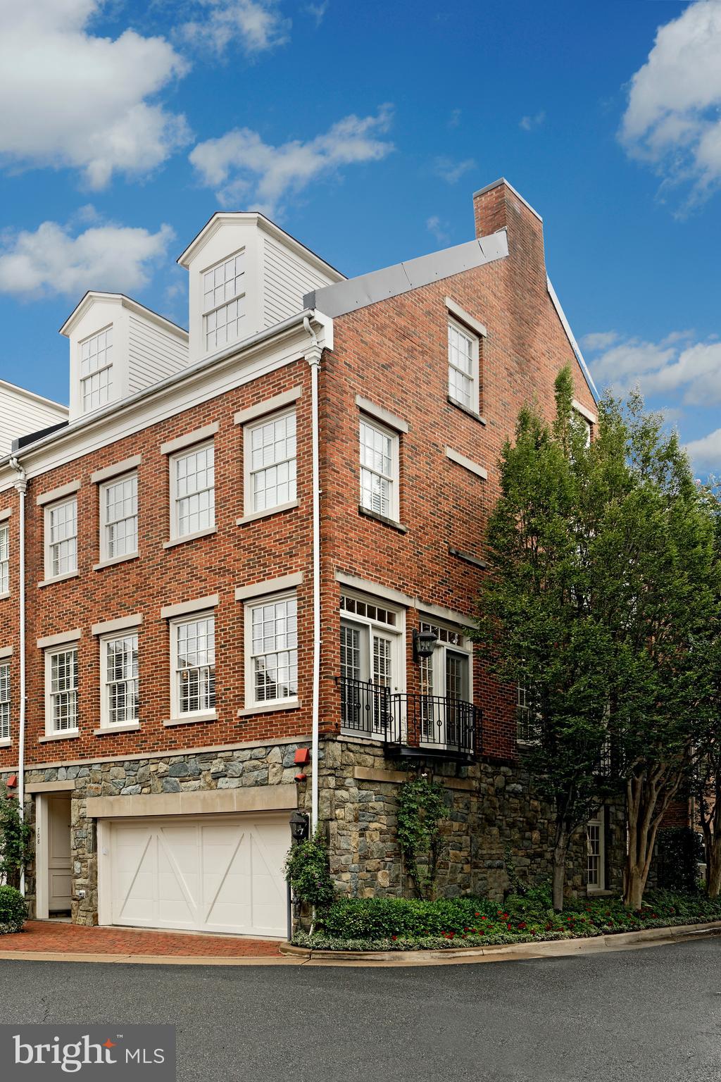 End townhouse w/3 sides of light in Fords Landing!
