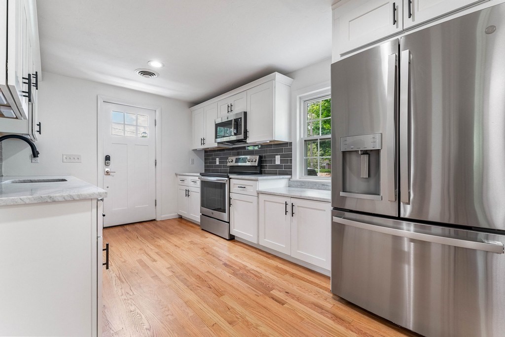 8 Fairbrook Road Framingham, MA 01701 - Photo 5 of 42