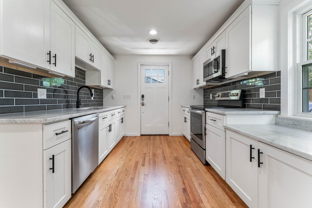 8 Fairbrook Road Framingham, MA 01701 - Photo 6 of 42