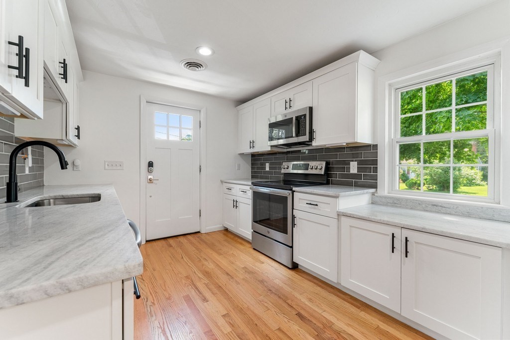 8 Fairbrook Road Framingham, MA 01701 - Photo 7 of 42