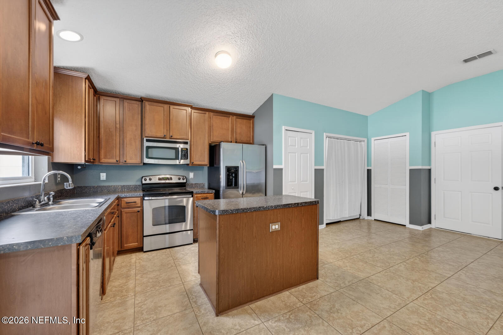 161 North Twin Maple Road St. Augustine, FL 32084 - Photo 9 of 34 Kitchen w/Island