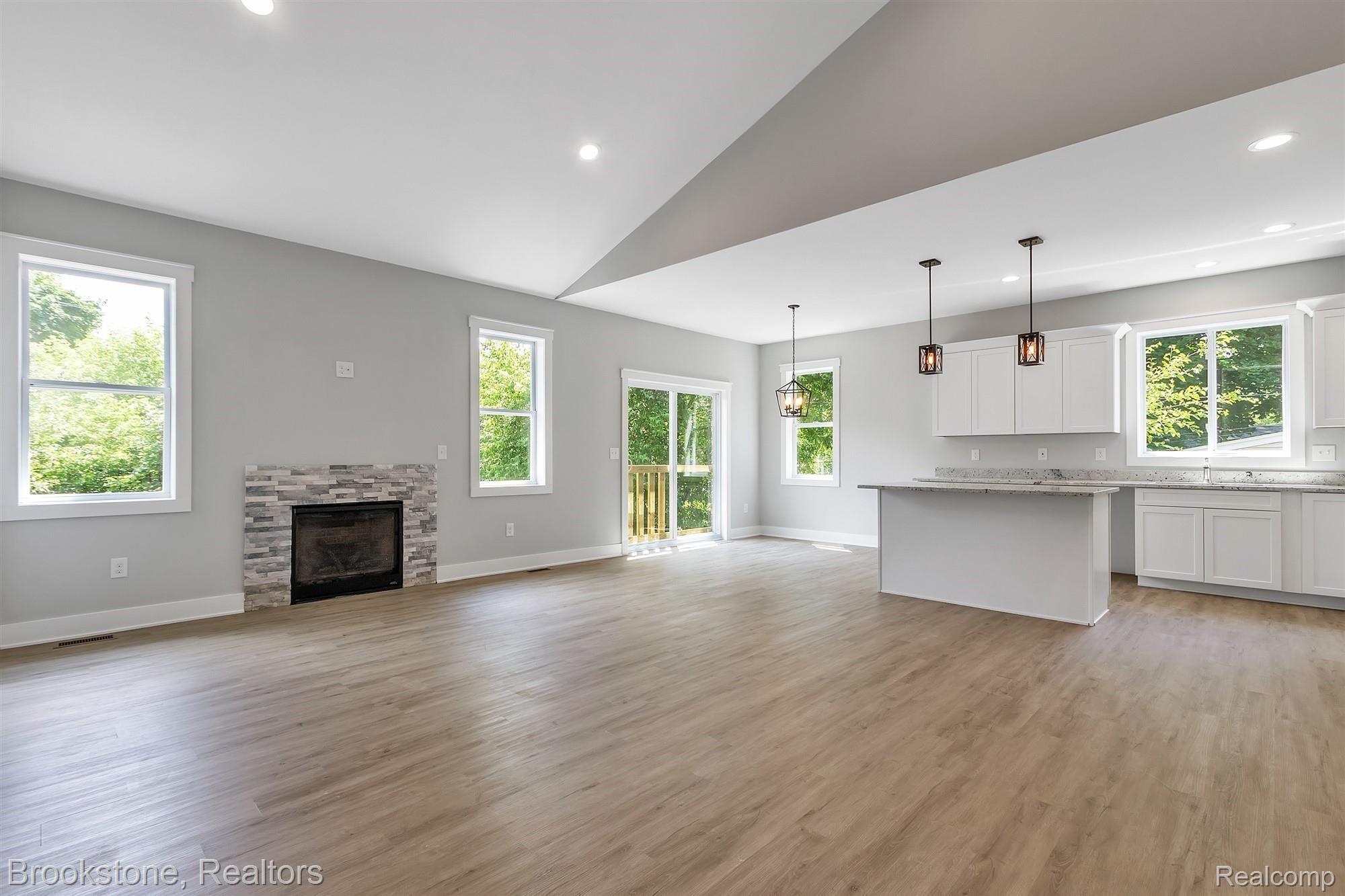 3361 Bathurst Avenue Rochester, MI 48309 - Photo 6 of 46 09-3361 Bathhurst -windowstill-real.jpg