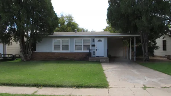 a view of a house with backyard and garden