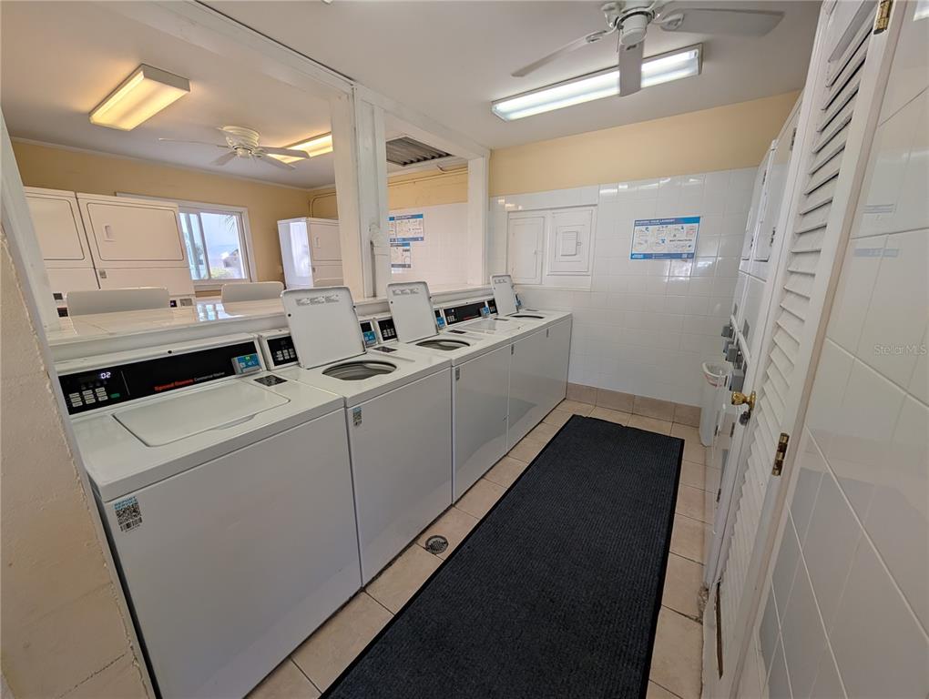 5929 Easy Street, Unit I23 Bradenton, FL 34207 - Photo 22 of 24 a kitchen that has a sink and a stove in it