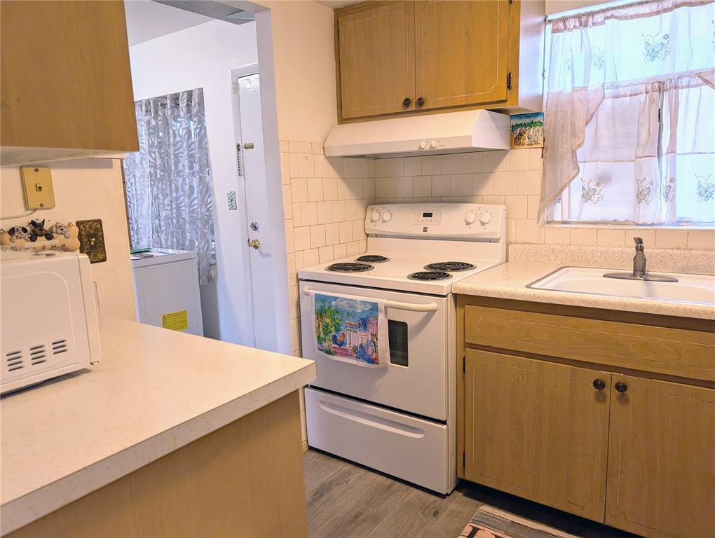 5929 Easy Street, Unit I23 Bradenton, FL 34207 - Photo 5 of 24 a kitchen with a stove and a sink
