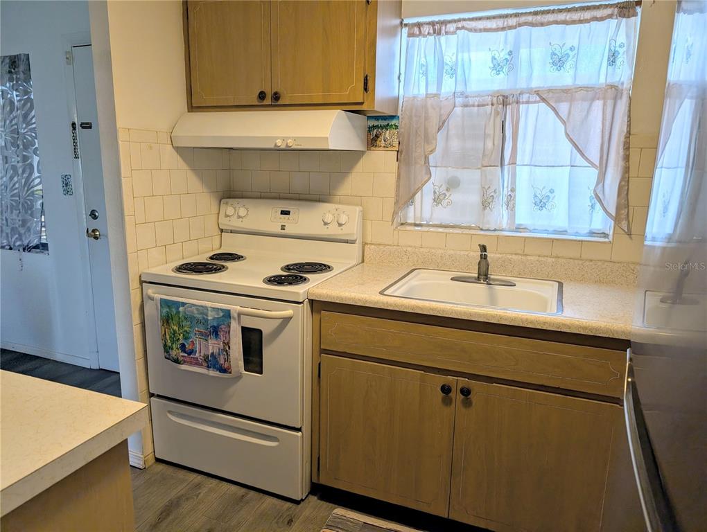 5929 Easy Street, Unit I23 Bradenton, FL 34207 - Photo 6 of 24 a utility room with dryer and washer