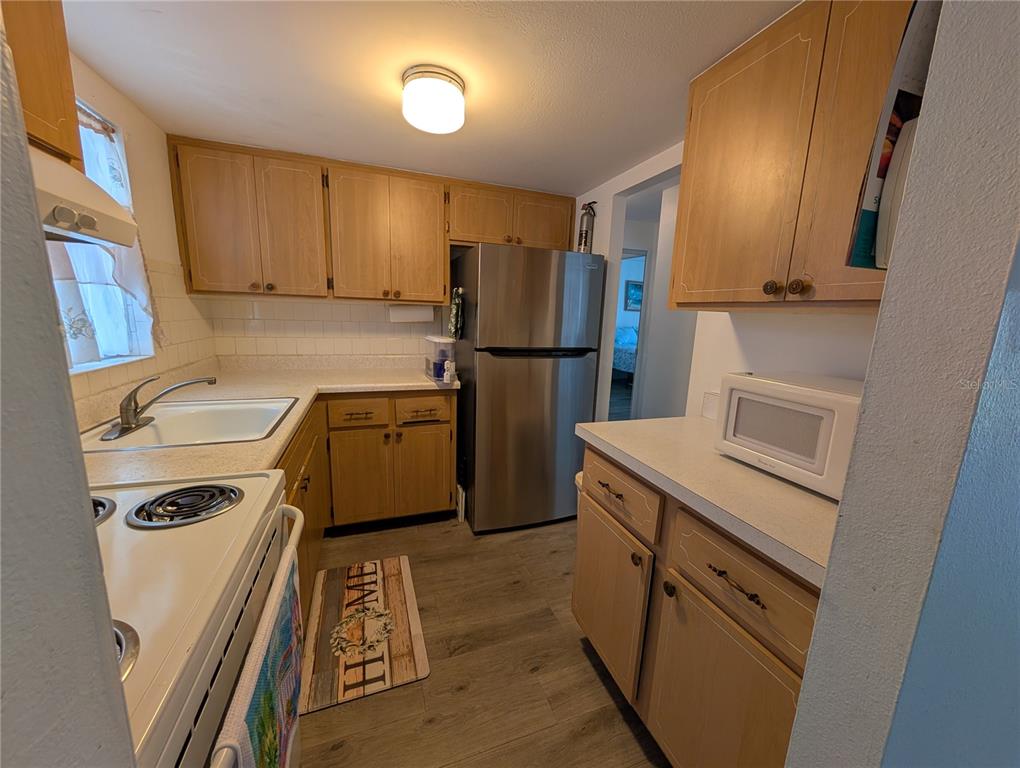 5929 Easy Street, Unit I23 Bradenton, FL 34207 - Photo 7 of 24 a kitchen with a refrigerator sink and stove