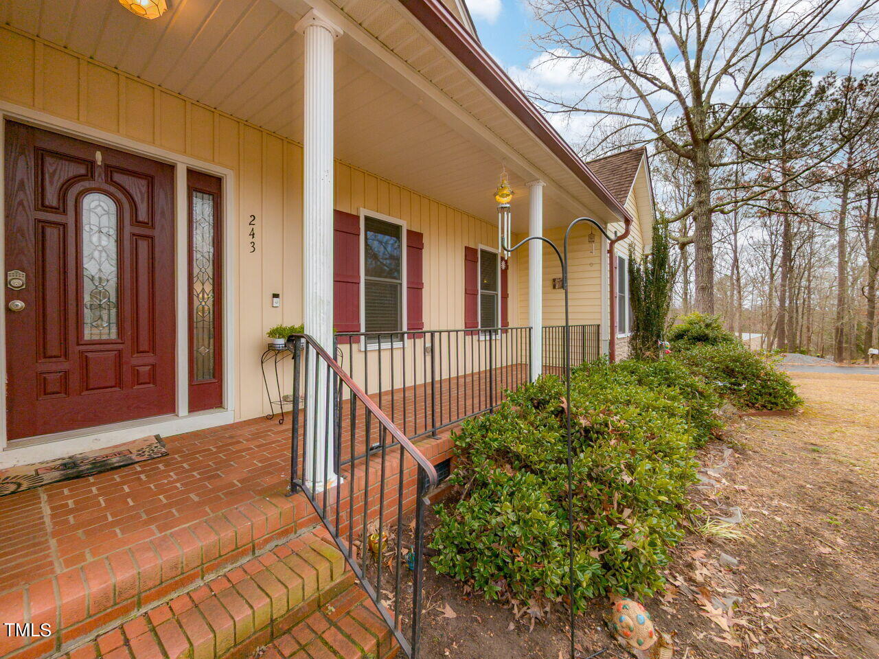 003-1280x960-front-porch