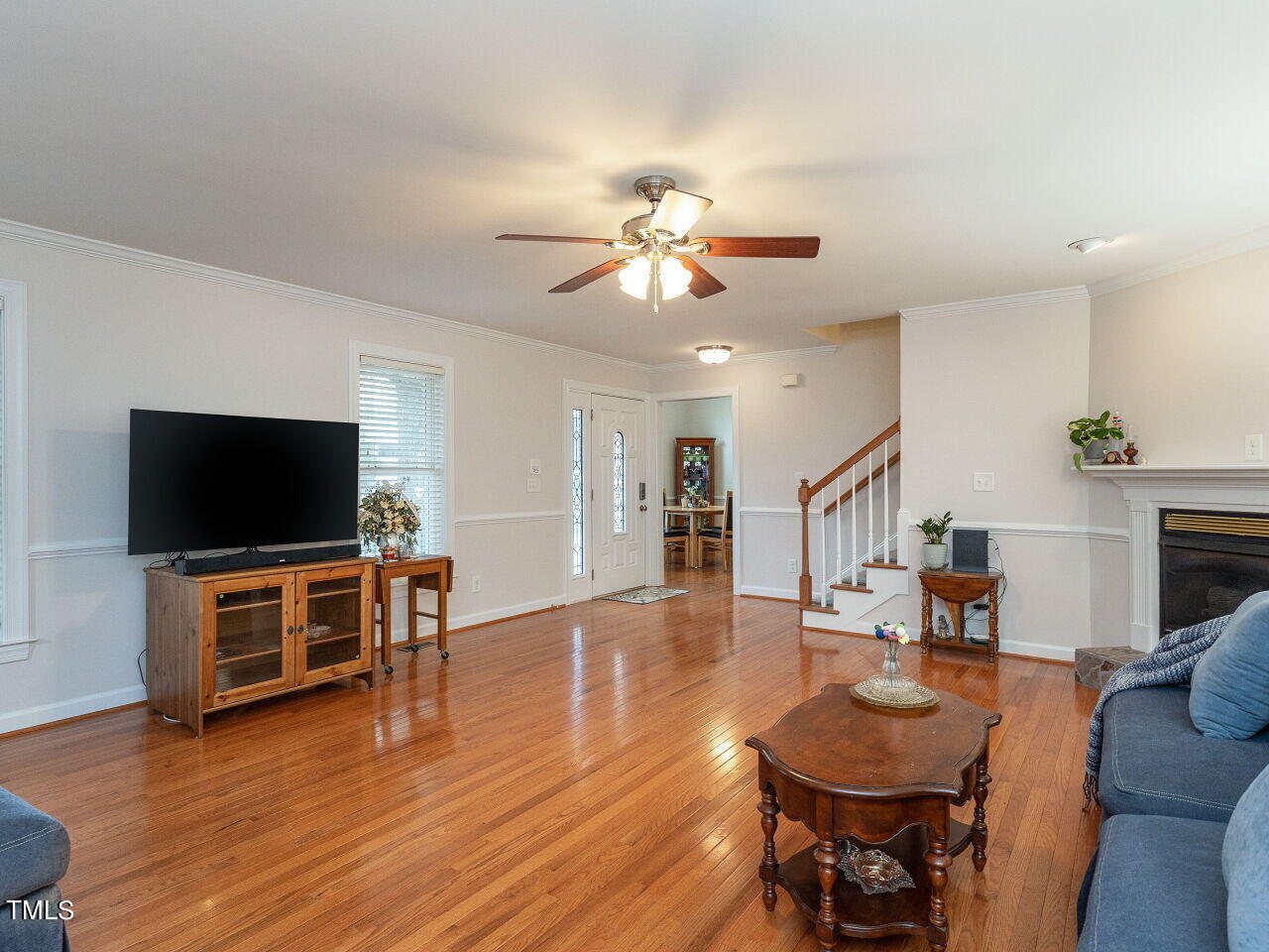 007-1280x960-family-room-with-fireplace